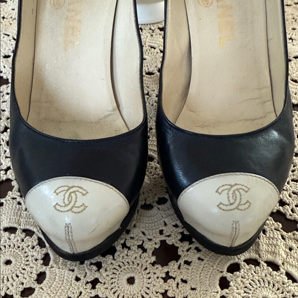 CHANEL Black and Cream Heels with Logo Detail - Picture 6 of 8